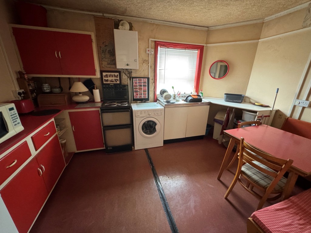 Lot: 33 - FREEHOLD VACANT SHOP, VACANT TWO-BEDROOM FLAT PLUS TWO-BEDROOM INVESTMENT FLAT IN PRIME LOCATION - Flat B - kitchen - dining room